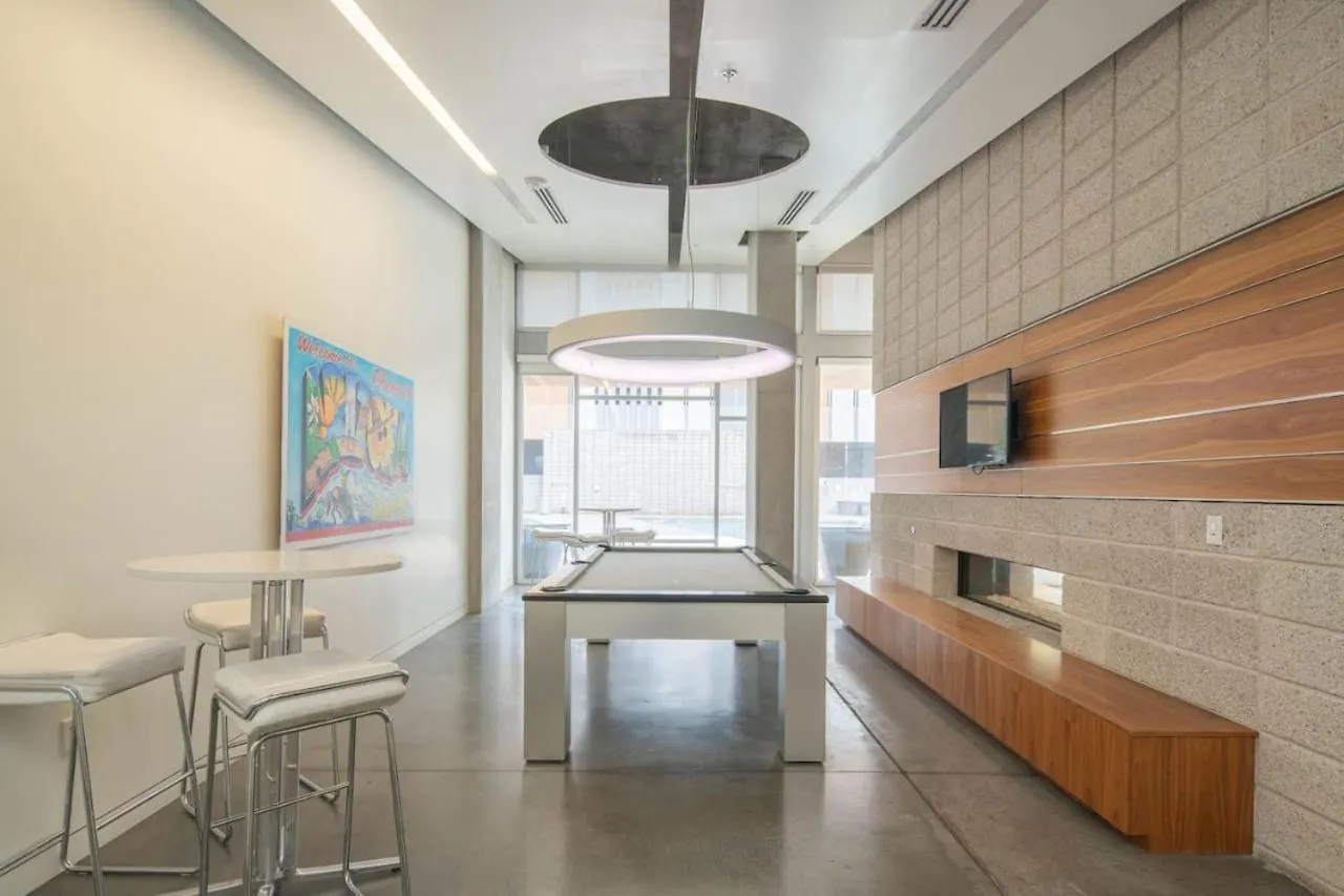 Posh 2Bd - Central Dt - Gym, Pool, Parking -Sleep 8 Phoenix 0*,  United States