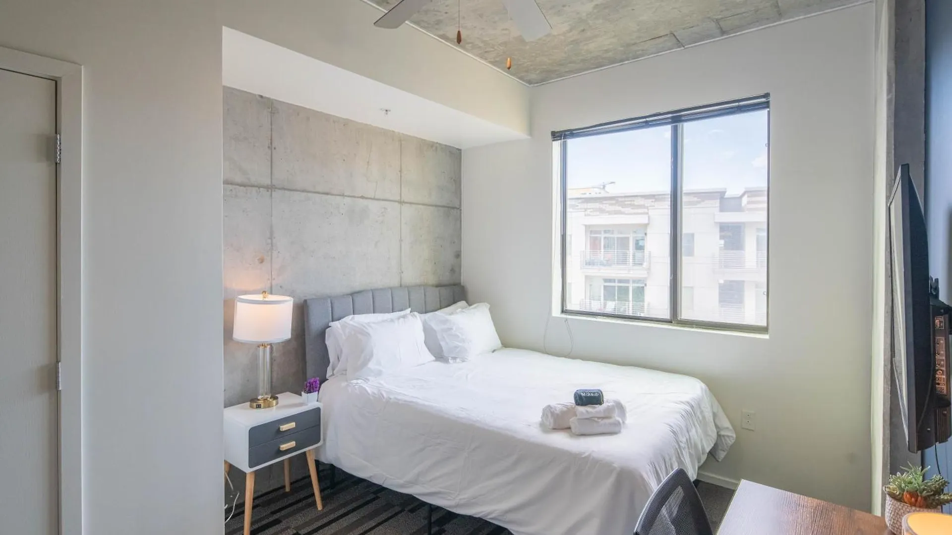 Apartment Posh 2Bd - Central Dt - Gym, Pool, Parking -Sleep 8 Phoenix United States