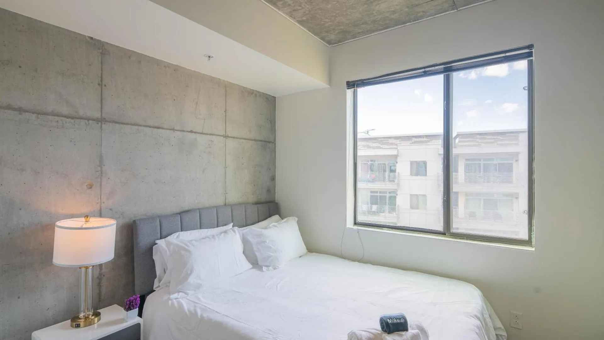 Posh 2Bd - Central Dt - Gym, Pool, Parking -Sleep 8 Phoenix