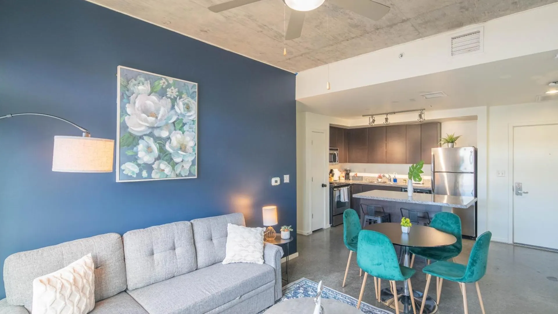 Posh 2Bd - Central Dt - Gym, Pool, Parking -Sleep 8 Phoenix Apartment